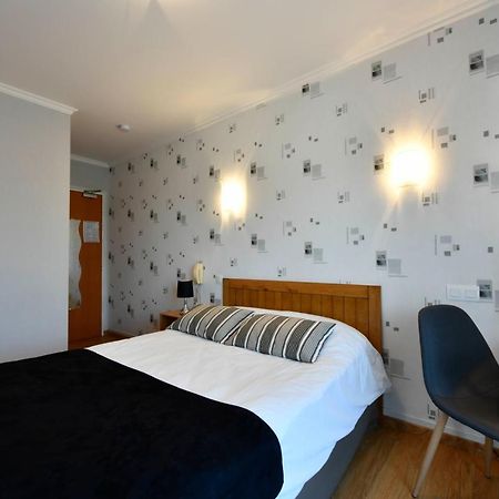 Logis Chez Germaine Hotel Geüs-d'Oloron Buitenkant foto