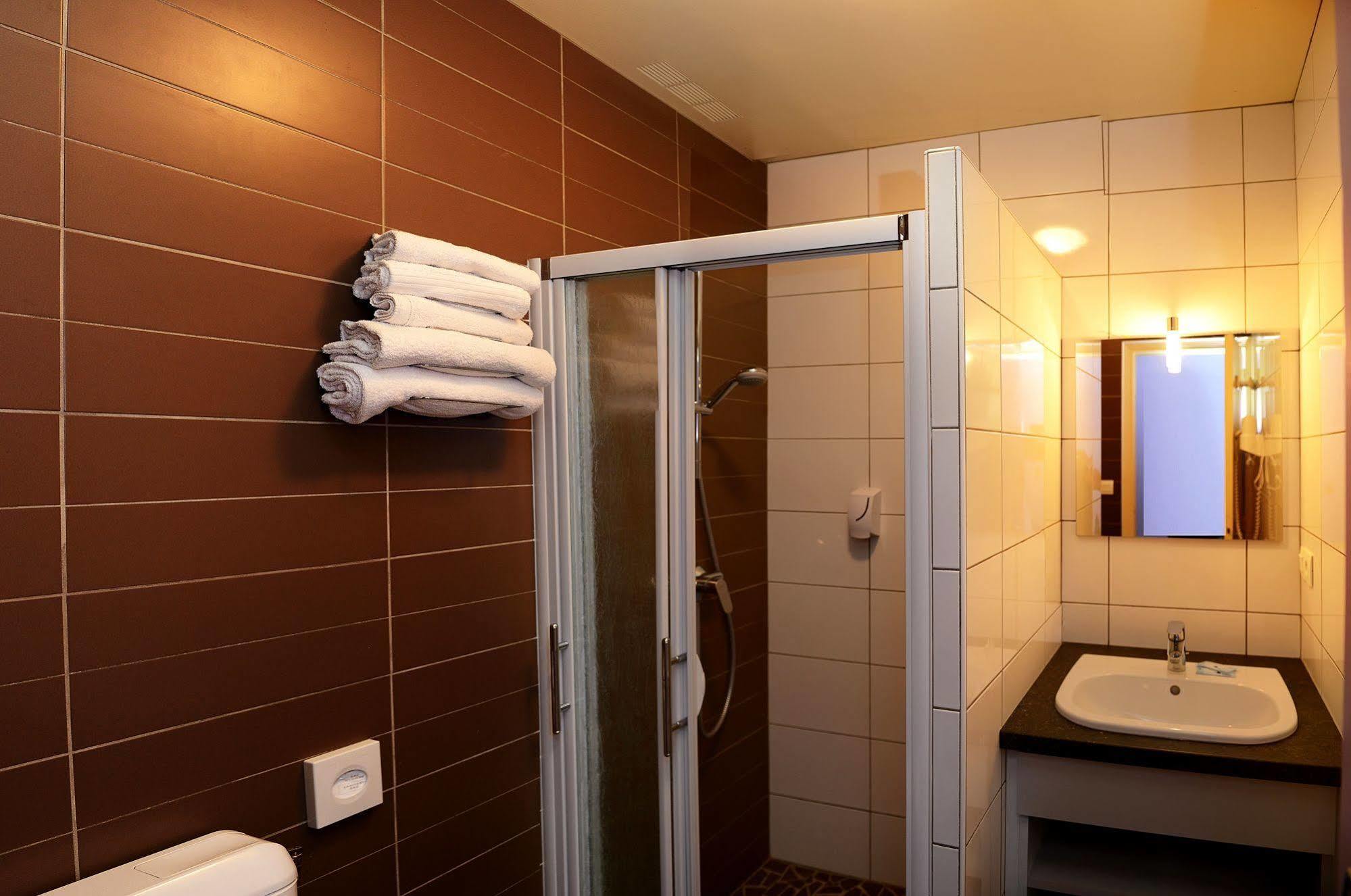 Logis Chez Germaine Hotel Geüs-d'Oloron Buitenkant foto