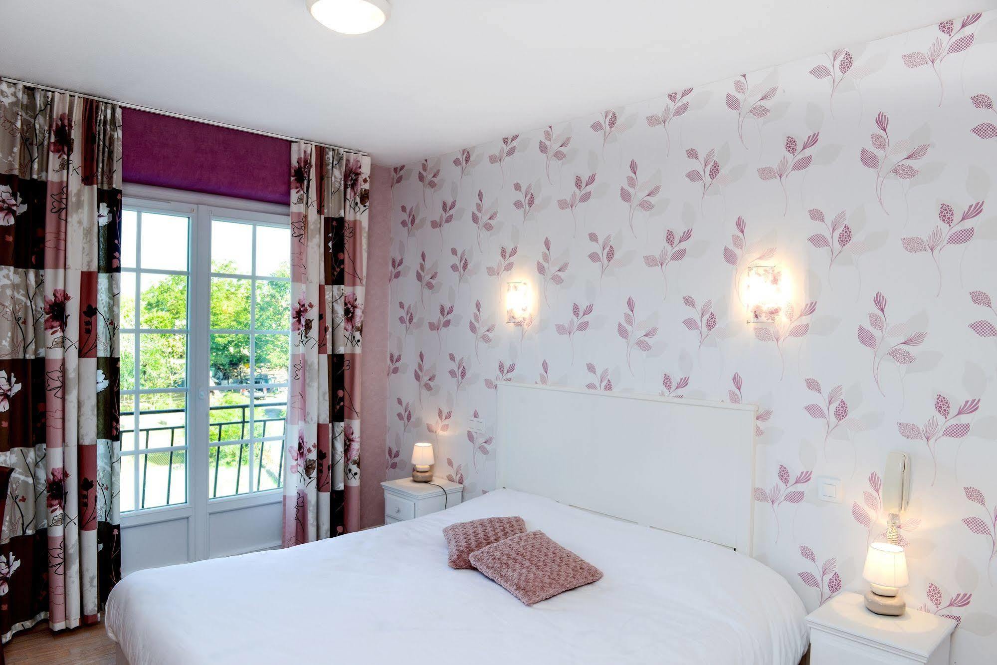 Logis Chez Germaine Hotel Geüs-d'Oloron Buitenkant foto